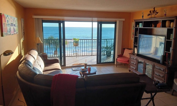 Satellite Beach Condominio | Oceanfront 3-bedroom condo in heart of Satellite Beach