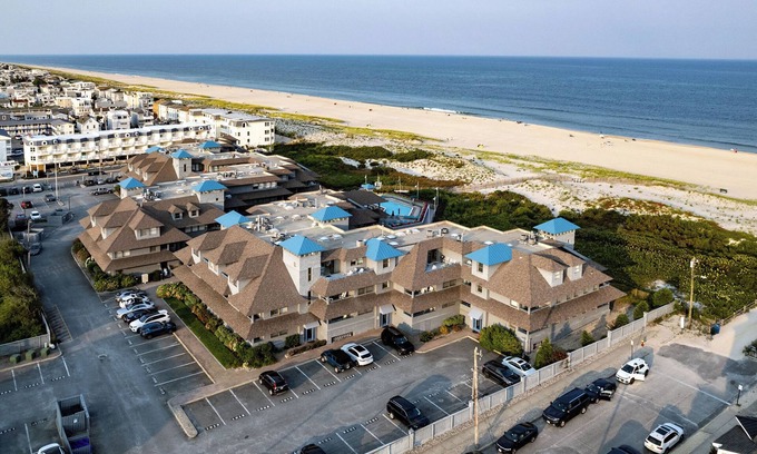 Ship Bottom Condominio | Oceanfront 3 bed 2 bath Condo, Pool, Pvt Bch Access