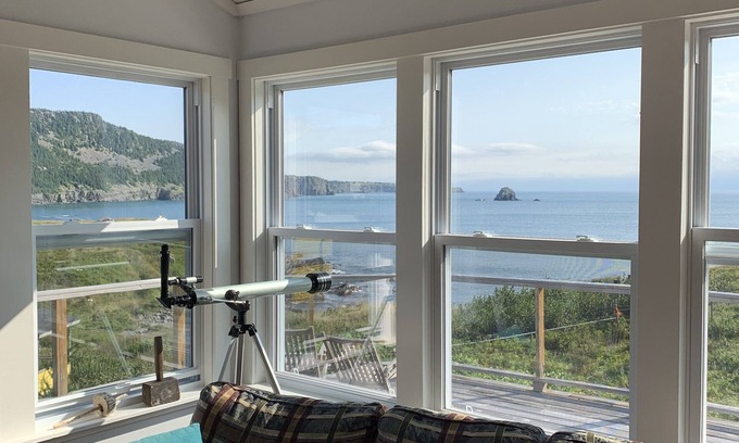 Newfoundland Casa | Oceanfront 3 bedroom Bungalow. in a beautiful cove just 1.5 hrs from St. John's.