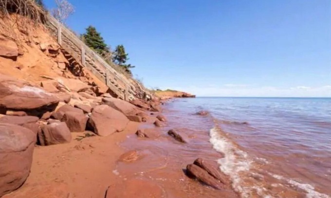 Canoe Cove Casa | Oceanfront 3-bedroom with beach and hot tub
