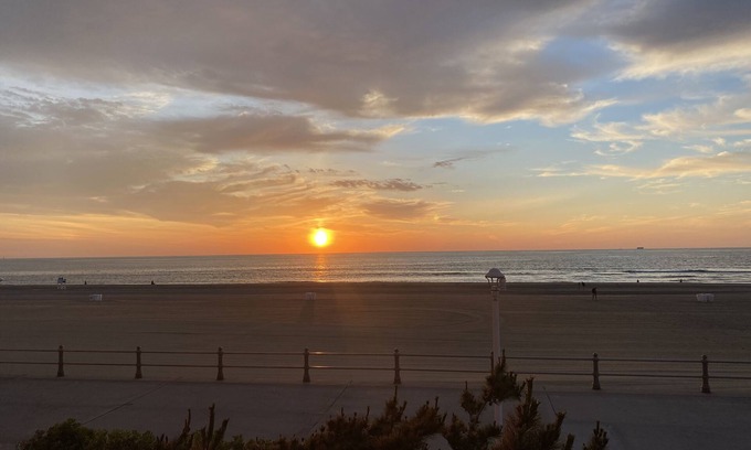 Northeast Virginia Beach Condominio | Oceanfront 3-BR boardwalk condo w indoor pool!