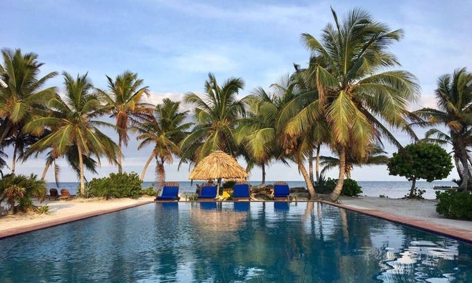 San Pedro Casa | Frente al mar 3Bd / 3Bth Home con cielos azules, mares esmeralda, vientos cálidos y cocoteros