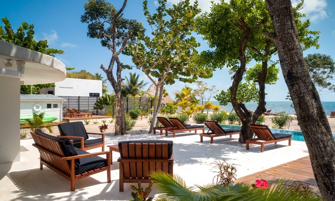 Placentia Casa | ¡Único bungalow frente al mar de 4 dormitorios con piscina! Cerca del pueblo de Placencia!