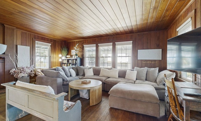 Golden Mile Casa | Oceanfront 6 bedroom - Dog Friendly - Near Village Square & Downtown