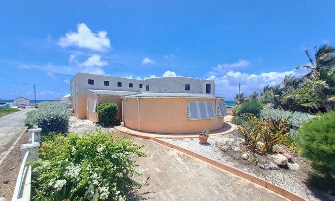Inch Marlowe Apartamento | Oceanfront Apartment in Oistins