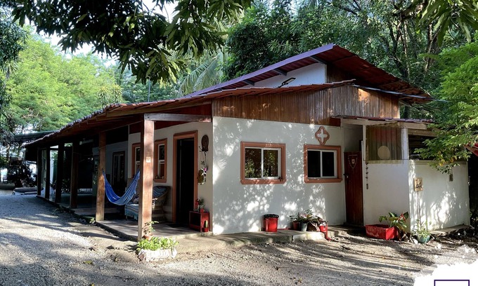 Cabuya Casa | Oceanfront Artistic Escape in Cabuya