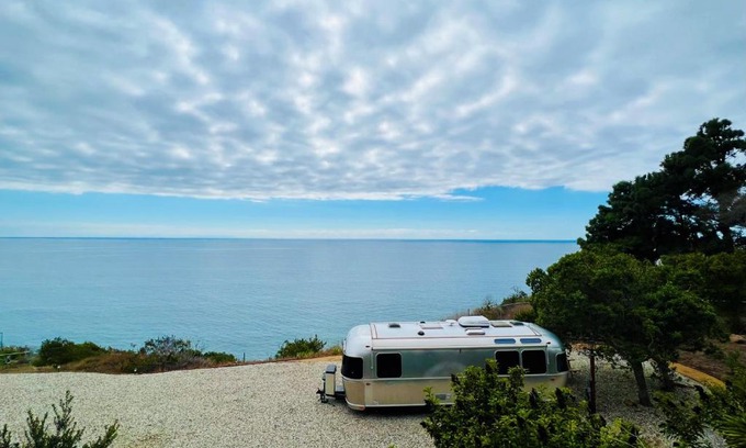 Eastern Malibu Casa | Oceanfront, Bluff-top, Luxury Caravan in Malibu