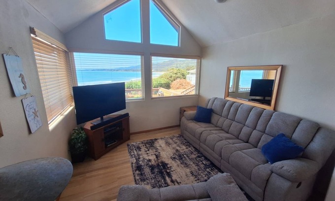 Smith River Cabina | Oceanfront Cabin 3 with Private Jacuzzi & Impressive Views