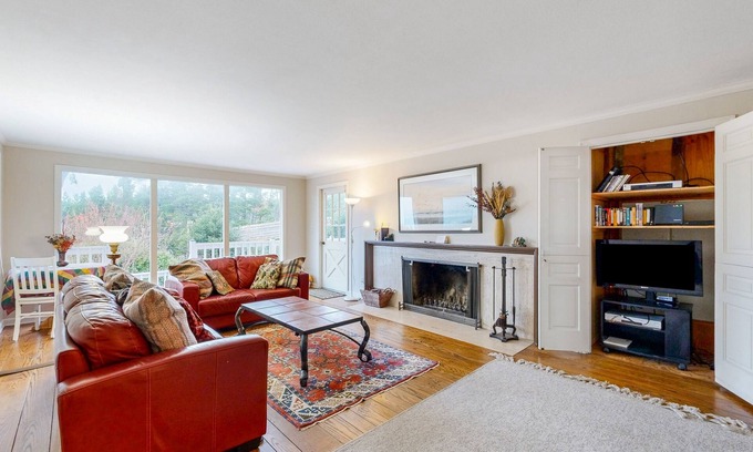 Klipsan Beach Casa | Oceanfront charmer with wood fireplace, games, & scenic deck - dog-friendly
