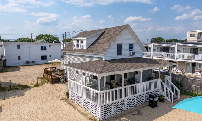 Old Orchard Beach Cabaña | Oceanfront Cottage 3