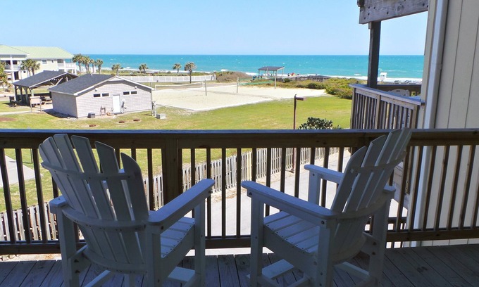 Emerald Isle Condominio | Oceanfront Comfort & Family Fun at Queens Court – Walk to Everything!