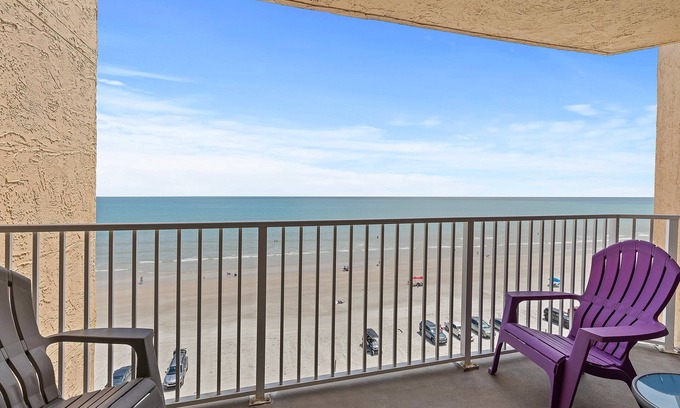 New Smyrna Beach Condominio | Oceanfront Condo at Oceania Beach Club - Pool, Balcony, Sleeps 6, Walk to Flagler Ave!