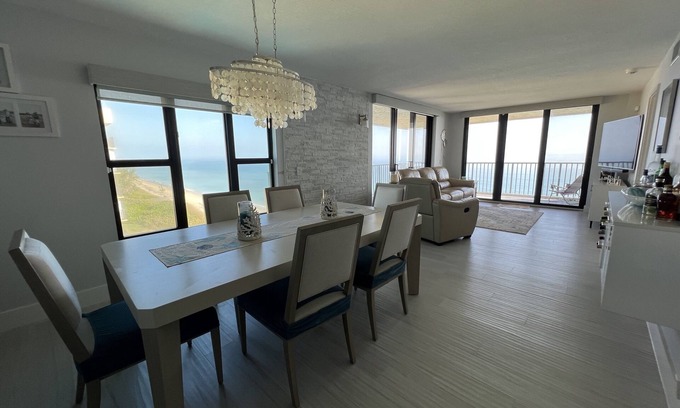 Hutchinson Island South Condominio | Oceanfront condo 8th floor Corner unit with amazing views