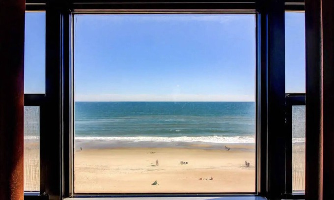 Indian Beach Condominio | Oceanfront condo at Summer Winds Resort in Indian Beach, NC