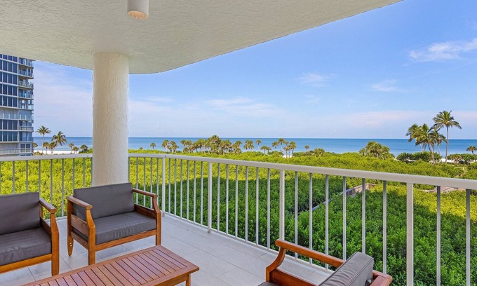 Pelican Bay Condominio | Oceanfront Condo in Seagate, the heart of Naples.