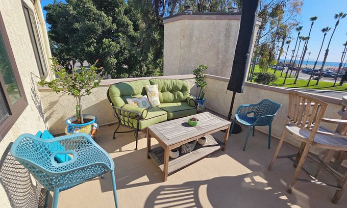 Port Hueneme Condominio | Oceanfront Condo Steps from the Beach w/Unobstructed Beach/Pier/Island Views
