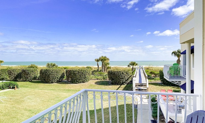 Cape Caneveral Beach Gardens Condominio | Oceanfront Condo with Shared Pool and Hot Tub, Ocean View, and High-Speed WiFi