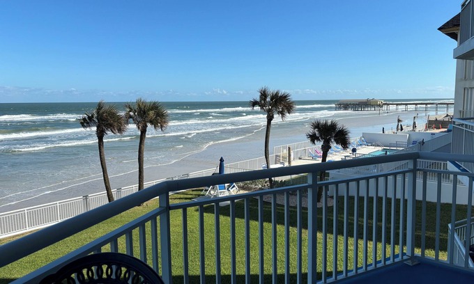 Ocean View Halifax Estates Condominio | Oceanfront Condo in Daytona Beach Shores Stunning Views Family-Friendly Sleeps 6