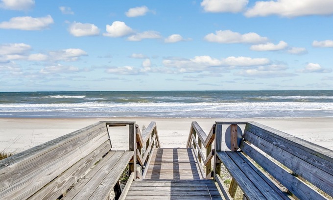 Fernandina Beach Condominio | Oceanfront Condo, Private Walkway to the Beach by RedAwning