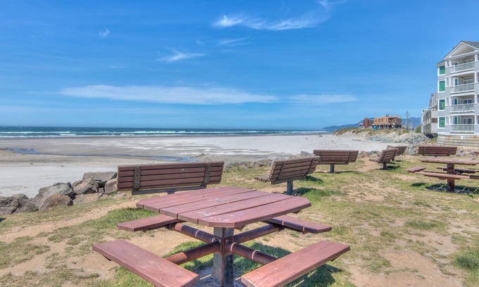 Rockaway Beach Condominio | Oceanfront Condo Gives You Access to the Sea and Rockaway Beach