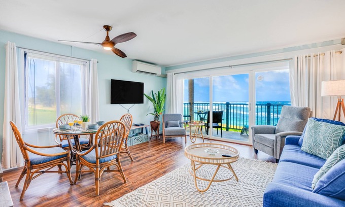 Kapaa Condominio | Oceanfront condo with balcony, great view, pool, hot tub - 50 ft to beach