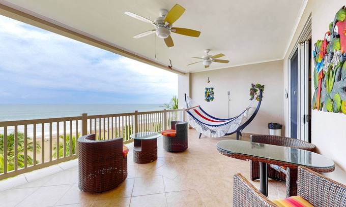 Barrio Los Villalobos Apartamento | condominio frente al mar con playa y acceso a la piscina compartida y vistas increíbles al océano!