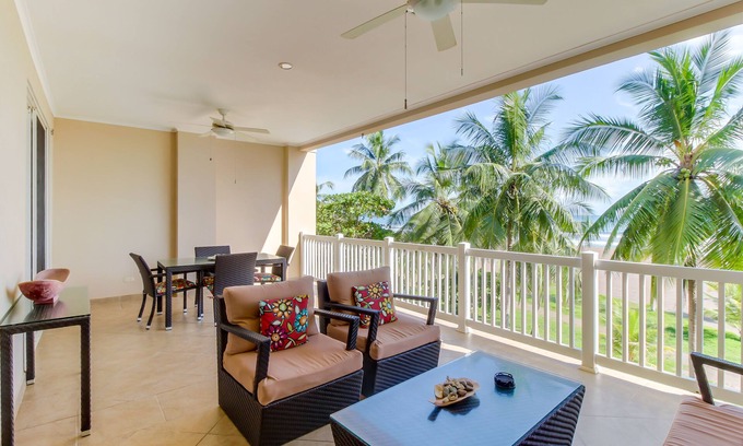Barrio Los Villalobos Apartamento | Condominio frente al mar con vistas panorámicas a la playa, balcón privado y piscina compartida
