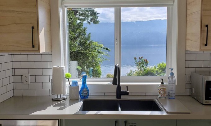 Cobble Hill Cabaña | Oceanfront Cottage with Hot Tub close to Wineries
