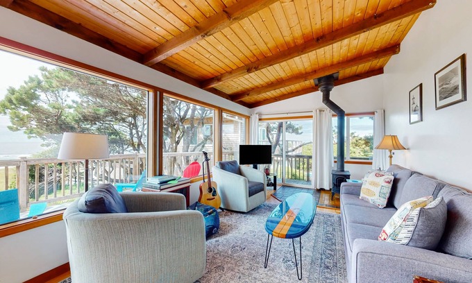 Cape Meares Cabaña | Espectacular casa frente al mar y para perros con jacuzzi privado!