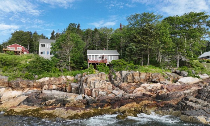 East Boothbay Cabaña | Oceanfront Cottage with Panoramic Views | "On the Rocks" Boothbay, Maine