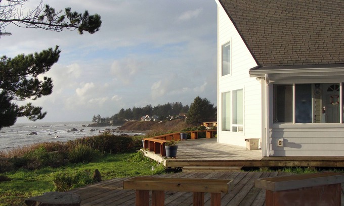Brookings Casa | Cabaña frente al mar con bañera de hidromasaje privada: ¡disfrute del océano desde la terraza o la sala de estar!