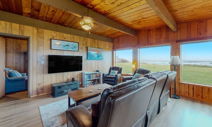 Yachats Casa | Oceanfront, Dog-Friendly Home with Fireplace, Ocean View, Beach Access & WiFi