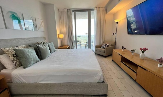 Hallandale Beach Apartamento | Oceanfront Elegance, Full Kitchen & Miami Beach Charm -A