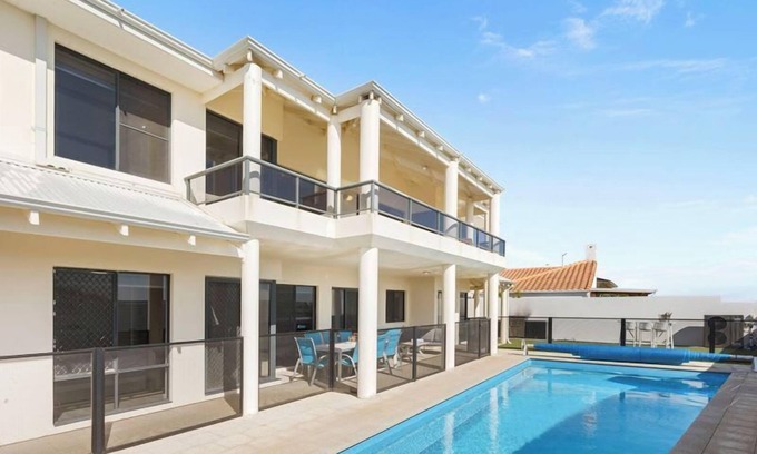 Halls Head Casa | Oceanfront Escape Private Pool and Beach Access