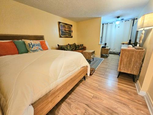 Lenox Park Apartamento | Oceanfront Escape With Balcony and heated salt water pool Sleeps 4