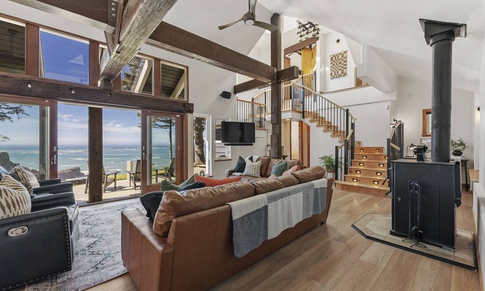 Gold Beach Casa | Oceanfront escape with beach access, private hot tub and game room