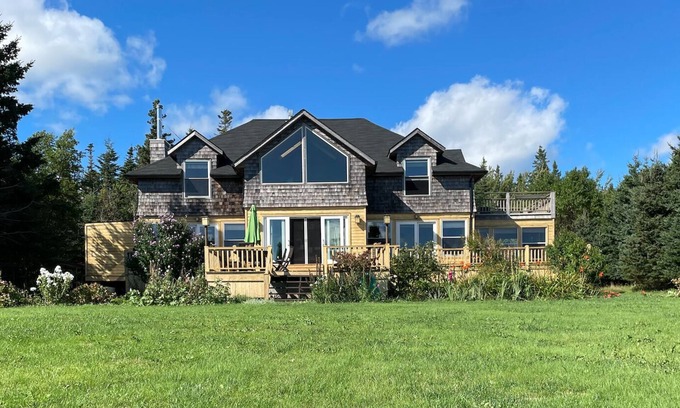 Red House Casa | Oceanfront family vacation home on peaceful Howe Bay