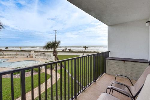 Flagler Beach Apartamento | Oceanfront Flagler Beach Condo with Community Pool