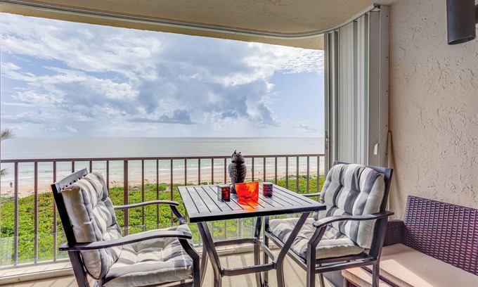 Fort Pierce Shores Condominio | Oceanfront Fort Pierce Condo: Pool & Beach Access!