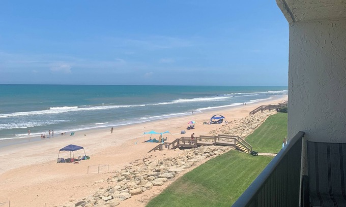 Bethune Beach Condominio | Oceanfront fully-updated Chadham by the Sea 3/2 condo on No Drive Beach