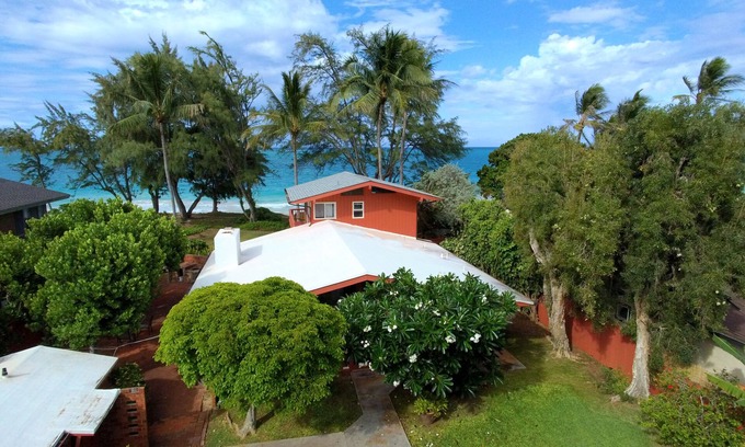 Waimanalo Casa | Maravilloso Waimanalo Beach House justo en la larga playa de arena! Increíbles vistas al mar!