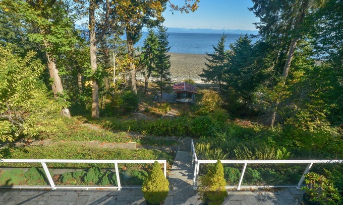 Courtenay Casa | Oceanfront Getaway w/ Cabana, Views & Yoga Area