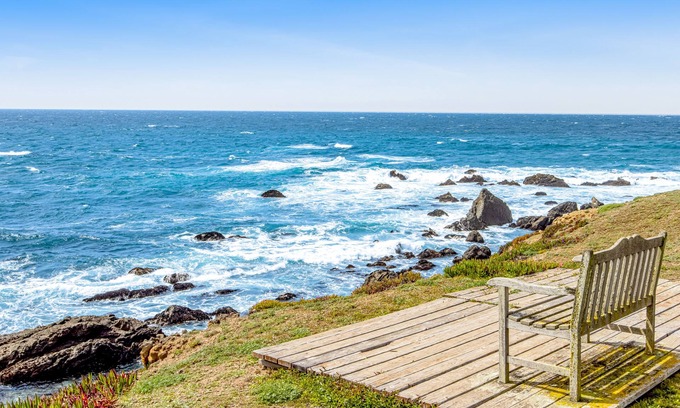 Fort Bragg Casa | Oceanfront home on the bluffs with amazing view, hot tub, game room - 1 dog OK