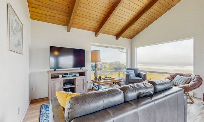 Yachats Casa | Oceanfront home w/ amazing sunsets, fire pit, & jacuzzi tub