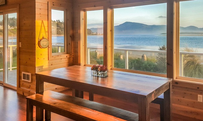 Happy Camp Hideaway Casa | casa frente al mar con patio privado!
