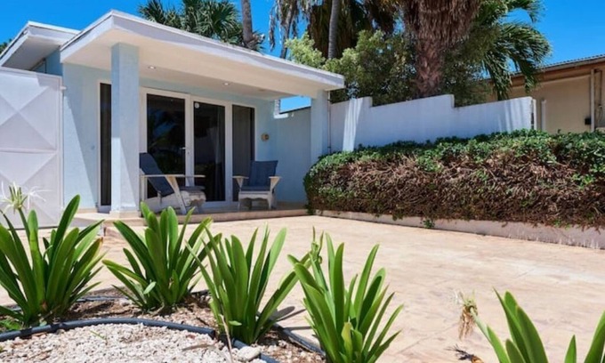 Malmok Casa | Oceanfront Honeymoon Suite - 5 min drive from all high rise hotels!