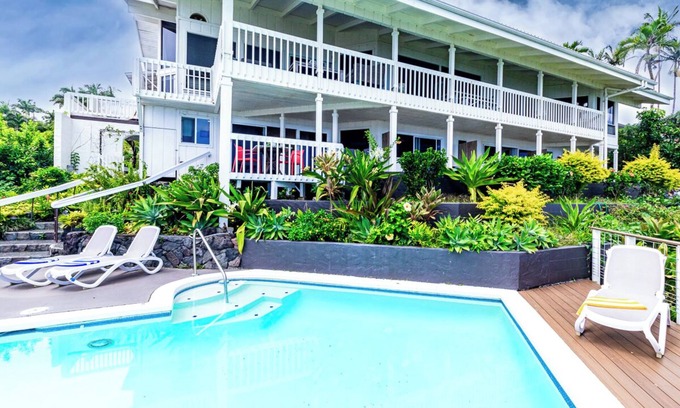 Hilo Cama Y Desayuno | Oceanfront in Hilo Hale Kai Suites Bamboo Room - King Bed, Private Bathroom