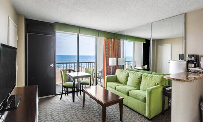 Northeast Virginia Beach Complejo | Oceanfront in Virginia Beach with balcony overlooking the beach