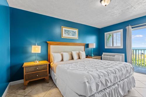 Fort Pierce Casa | Oceanfront Inn Room #19- Ocean View Balcony King Bed