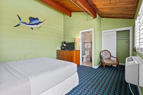 Fort Pierce Casa | Oceanfront Inn Room #14- Inlet View- King Bed